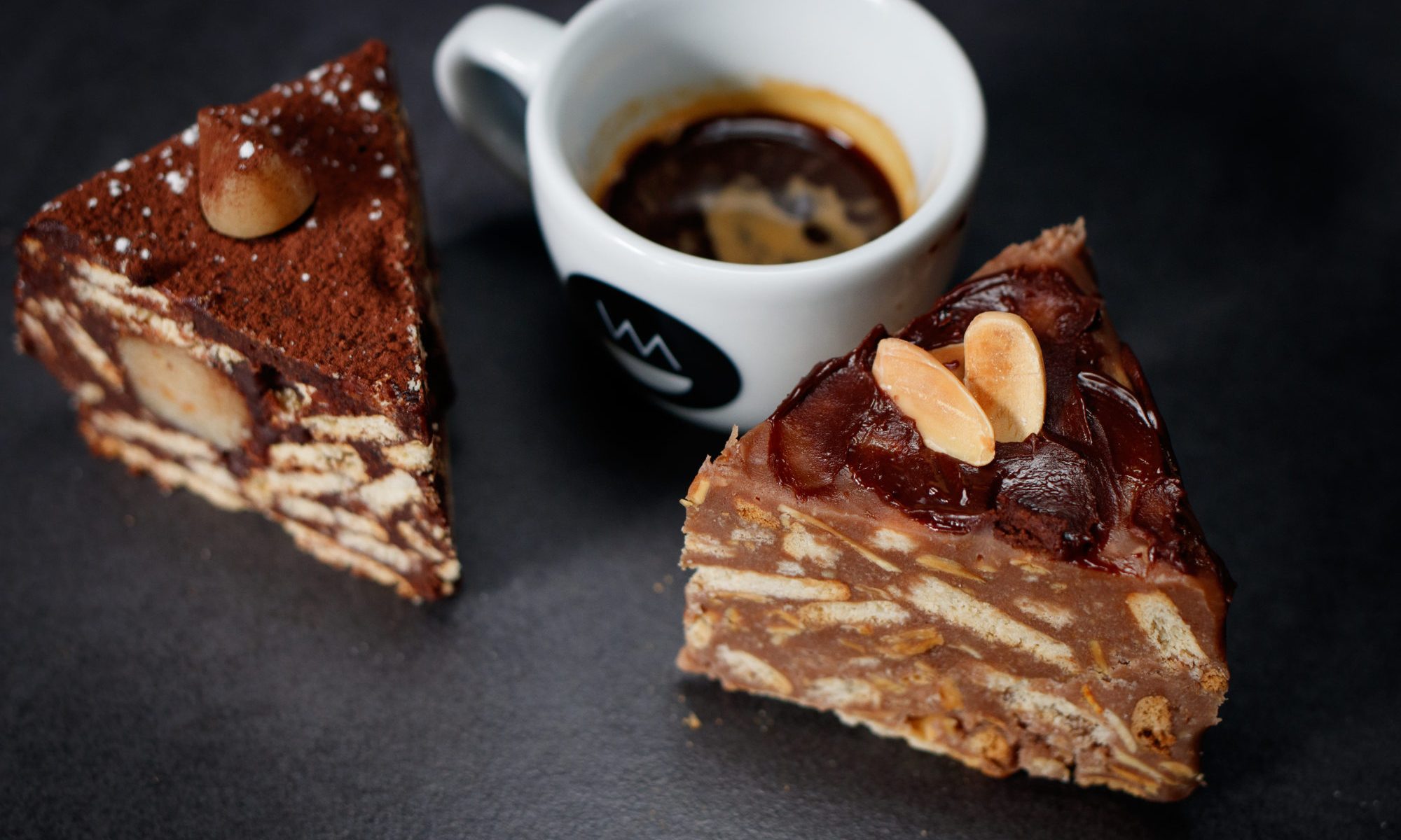 Zwei Kuchenstücke und ein Espresso