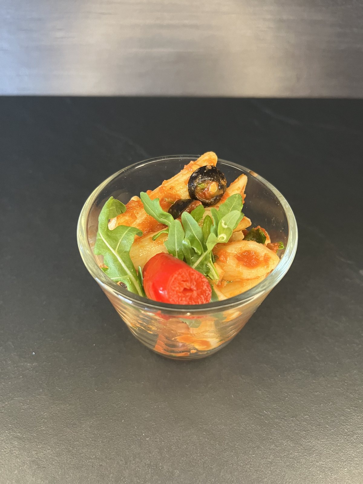 Mediterraner Nudelsalat im Gläschen