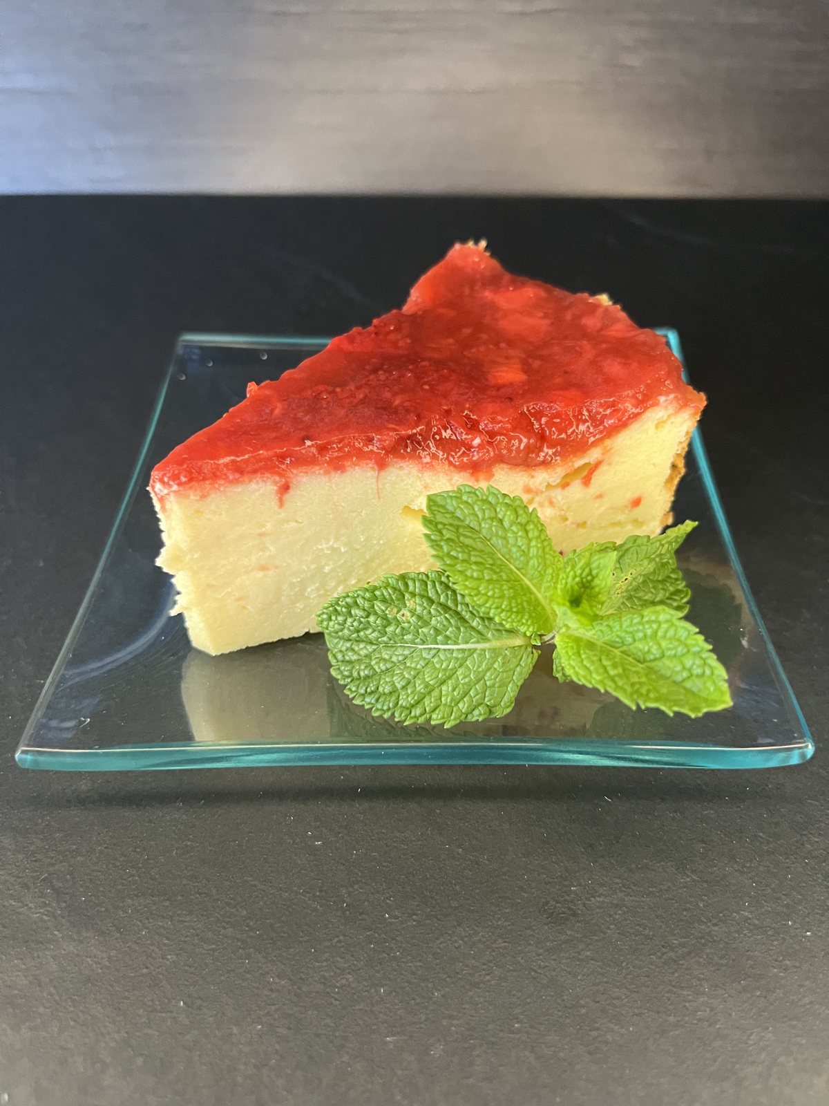 Käsekuchen mit Erdbeerspiegel